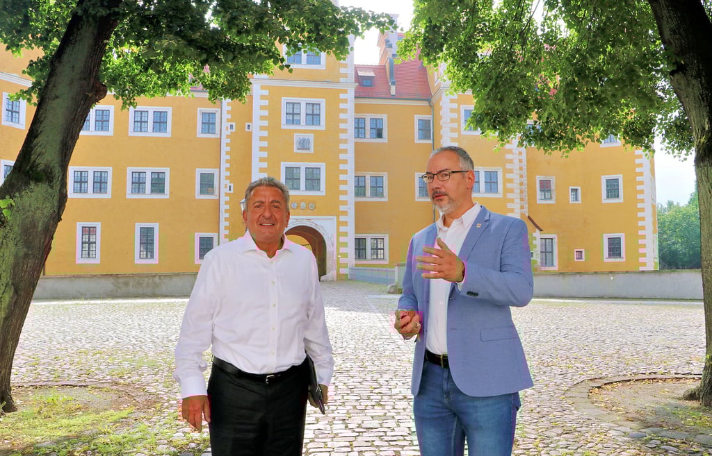 Landtagspräsident Gunnar Schellenberger erhält am Freitag von Annaburgs Bürgermeister Stefan Schmidt (rechts) einige Erläuterungen zu dem Schlosskomplex inmitten der Stadt.