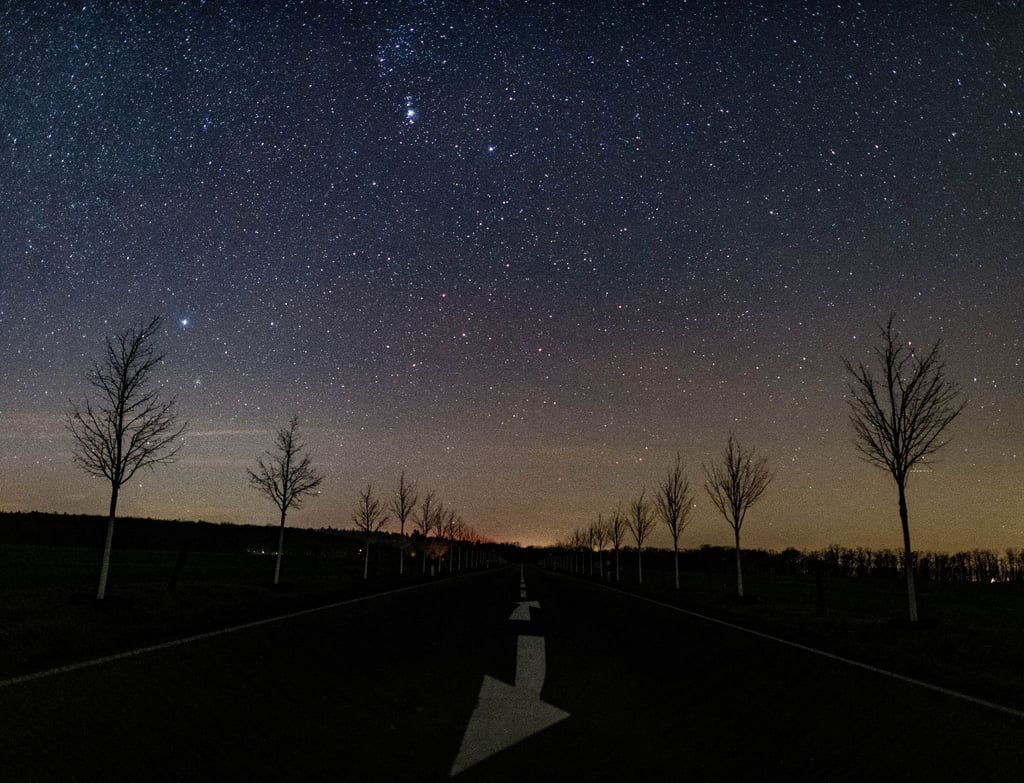 Ein kleiner Teil der Milchstraße am nächtlichen Sternenhimmel.