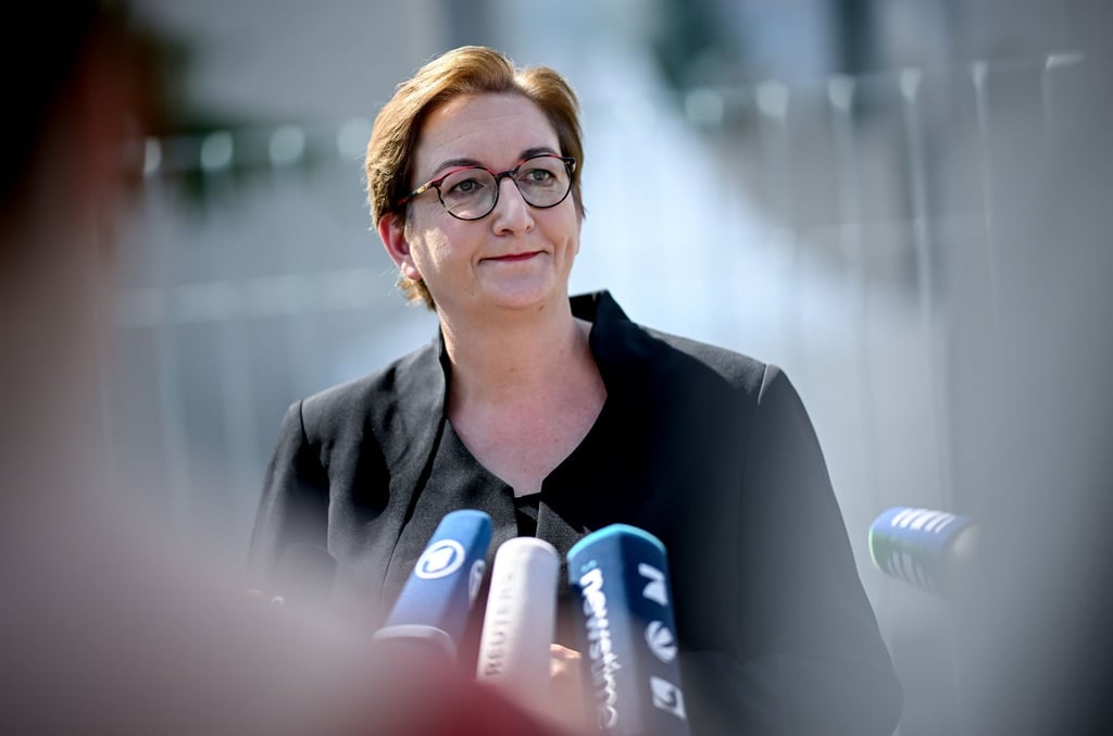 Klara Geywitz (l, SPD), Bundesministerin für Wohnen, Stadtentwicklung und Bauwesen, spricht zu Journalisten.