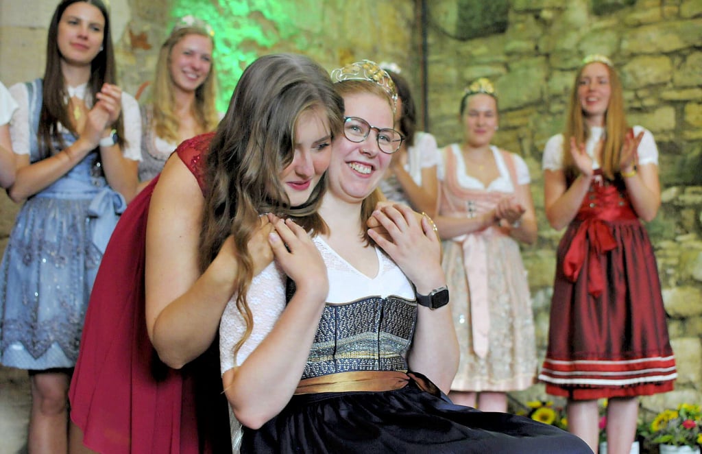 Freundinnen, Nachbarinnen, (Ehren-)Amtskolleginnen: Celina Kaufmann (l.) setzt Nachfolgerin Michelle Schneider die Krone auf.