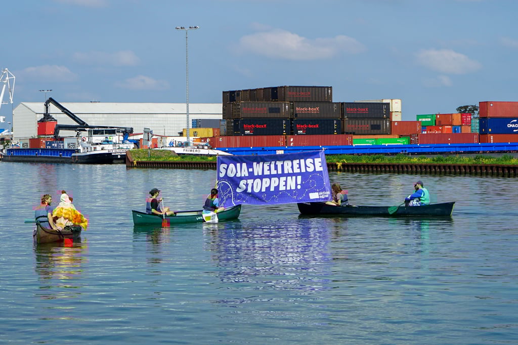 Soja aus Südamerika wird oft über den Mittellandkanal transportiert - deswegen findet die Aktion von Aktion Agrar auf dem Wasser vor dem Futterwerk statt.