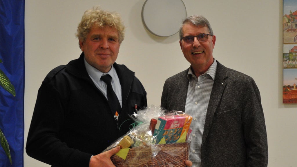 Der frühere Stadtwehrleiter von Jerichow Ralf Braunschweig (li.) mit dem Jerichower Stadtratvorsitzenden Andreas Dertz.