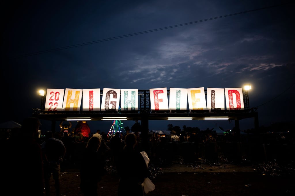 Besucher betreten das Festivalgelände zum Beginn des Highfield Festival.