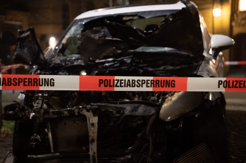 Ein ausgebranntes Auto: Die Polizei in Leipzig ermittelt wegen Brandstiftung.