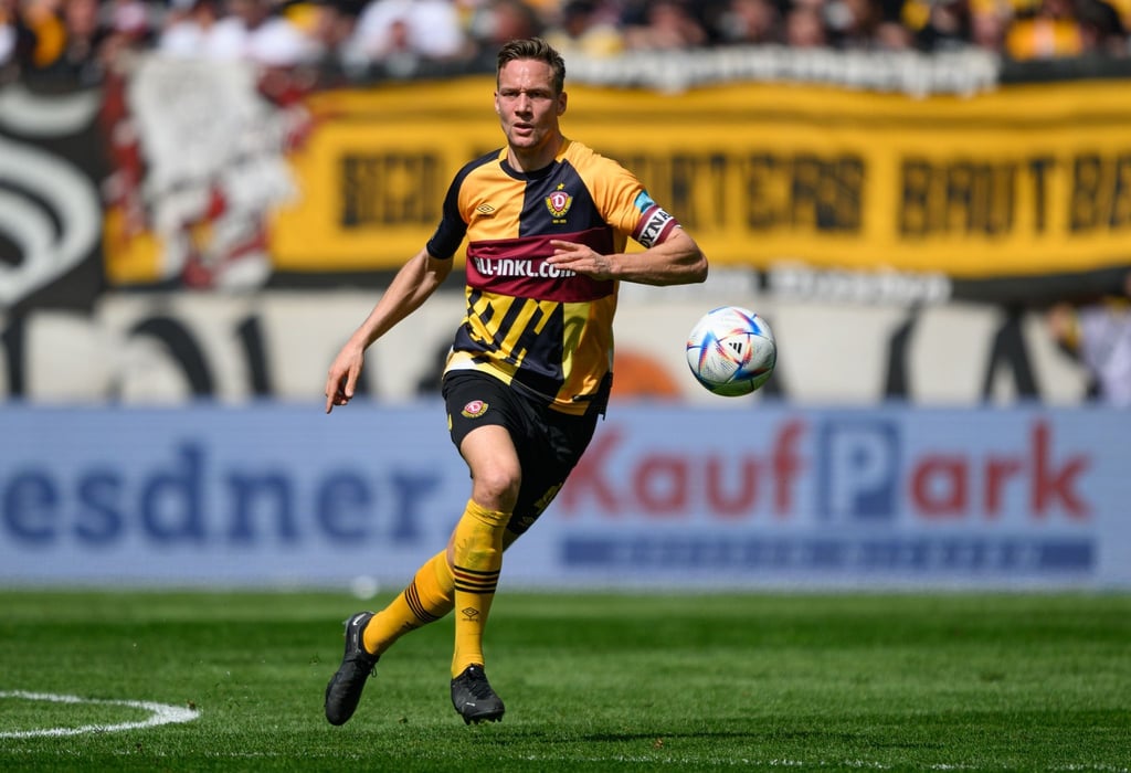 Dynamos Tim Knipping spielt den Ball.