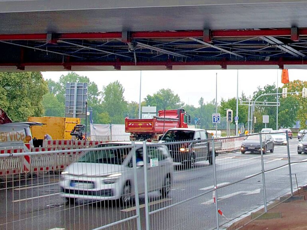 Die Engstelle unterhalb der Magdeburger Strombrücke soll bald verschwinden. Die Sperrbaken und Zäune werden abgebaut.