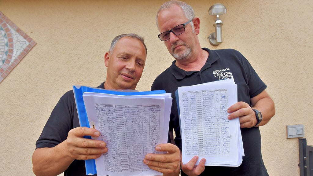 Axel Kulbe (li.) und Olaf Beyer, Gastwirt „Zum Anker“ aus Wolferode, haben in den vergangenen Tagen jede Menge Unterschriften zusammengetragen.