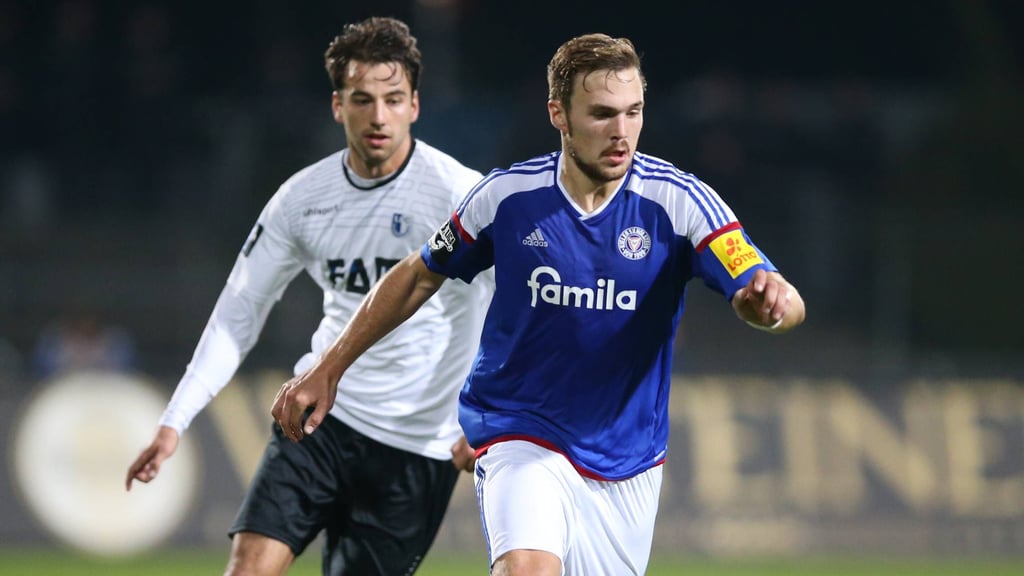 1. FC Magdeburg-Legende Christian Beck im Duell gegen Rafael Chzichos von Holstein Kiel im Oktober 2015.