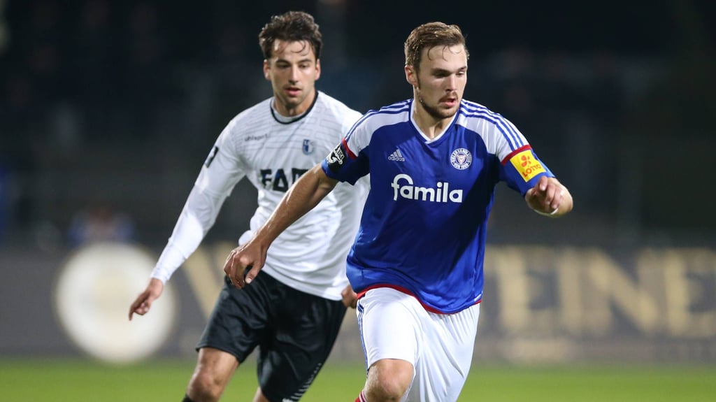 1. FC Magdeburg-Legende Christian Beck im Duell gegen Rafael Chzichos von Holstein Kiel im Oktober 2015.
