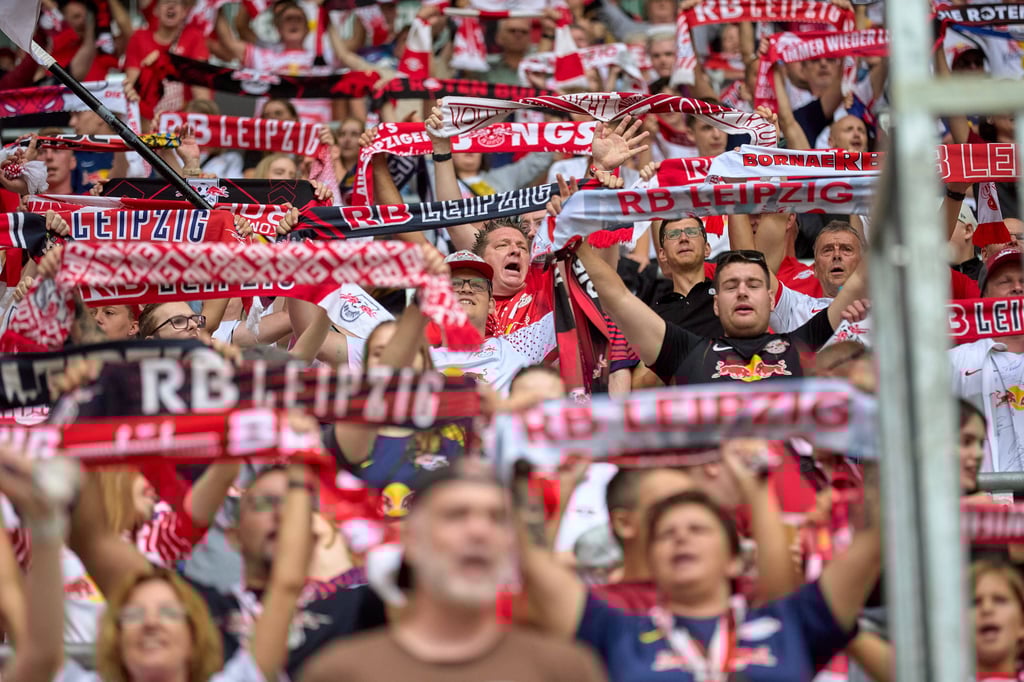 Fans von RB bei einem Testspiel.