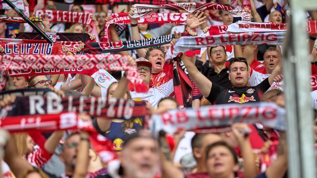 Fans von RB bei einem Testspiel.