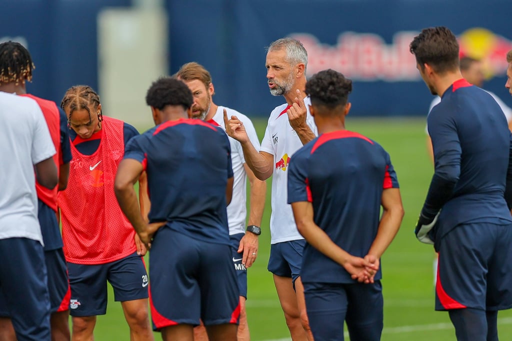 „Normal und ambitioniert” bleiben: Trainer Rose und das Team von RB Leipzig.