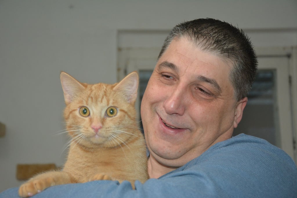 Andre´ Knopek mit kater Gerd in der Auffangstation des Genthiner Tierschutzvereins. Das Tier wurde in einem Waldstück ausgesetzt.