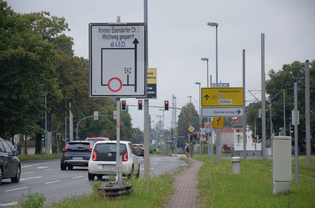 Schilder kündigen die Sperrung des Knotens Milchweg/Ebendorfer Chaussee ab 4. September an, hier kurz vor der Magdeburger Kreuzung. Doch das stimmt so nicht.