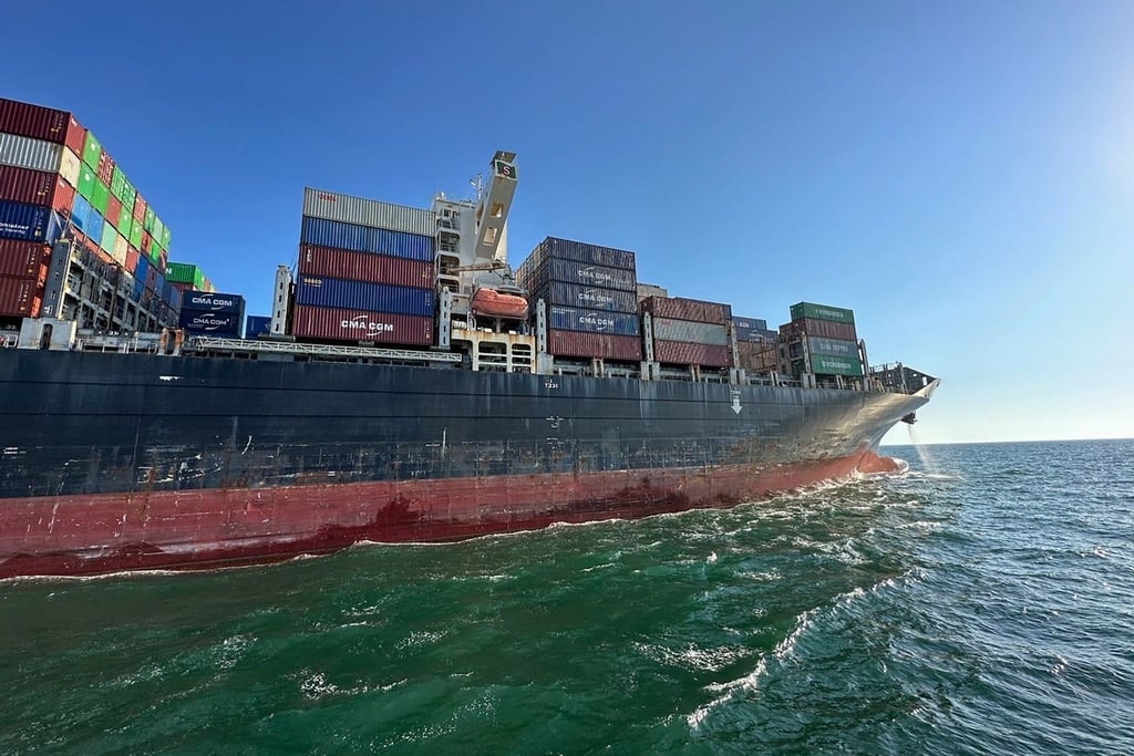 Unter der Fahne Hongkongs verlässt das Containerschiff „Joseph Schulte“ den Hafen von Odessa.