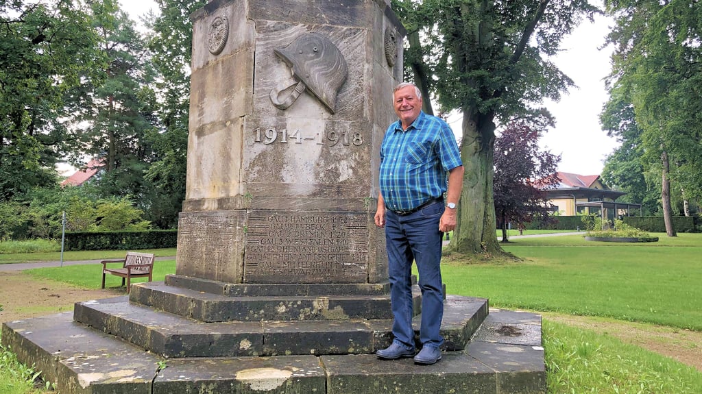 Heinz Stegert am Bundesdenkmal Deutscher Radfahrer. Ab September erfolgen dort Sanierungsarbeiten.