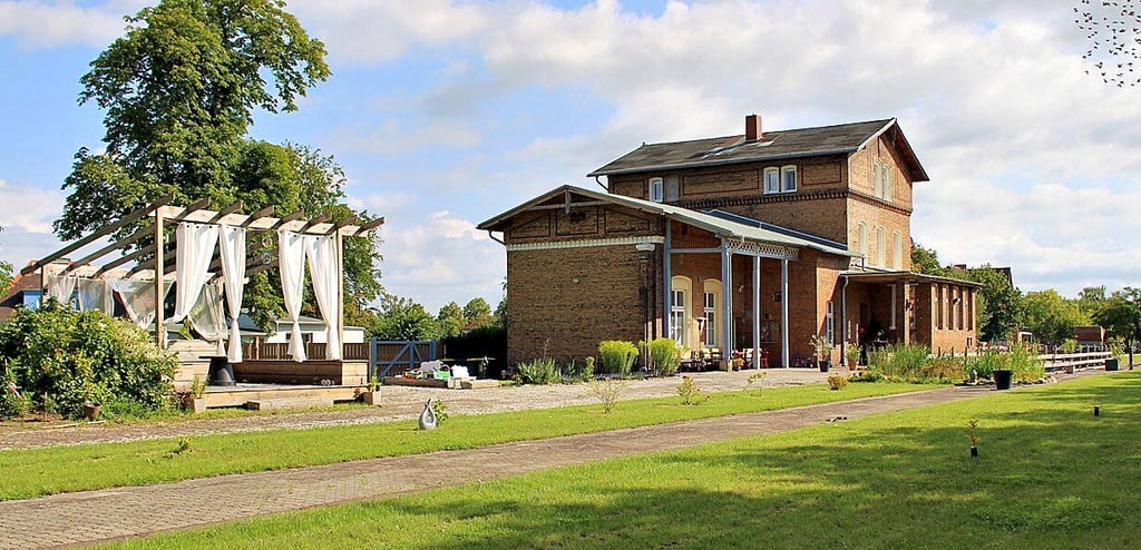 Kaum vorstellbar, dass hier früher Züge gefahren sind: Der Bahnhof Lindau macht einen idyllischen Eindruck, wo man gern sein möchte.