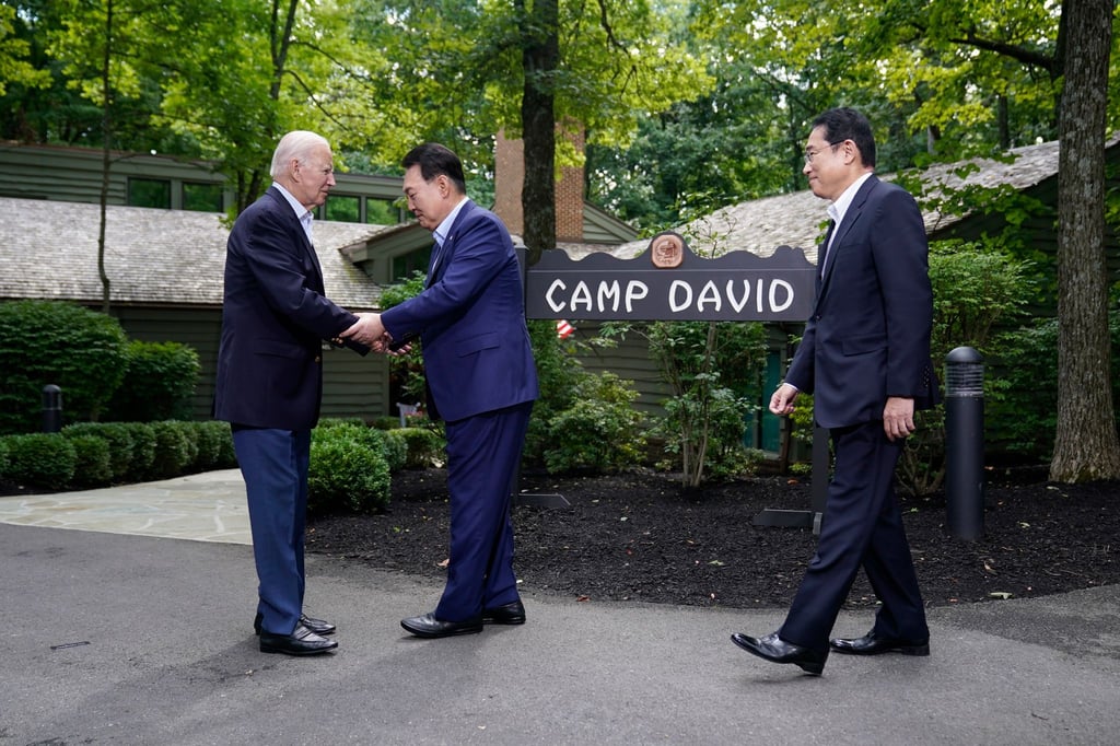 US-Präsident Joe Biden (l) begrüßt seine Gäste zum Gipfel in Camp David.