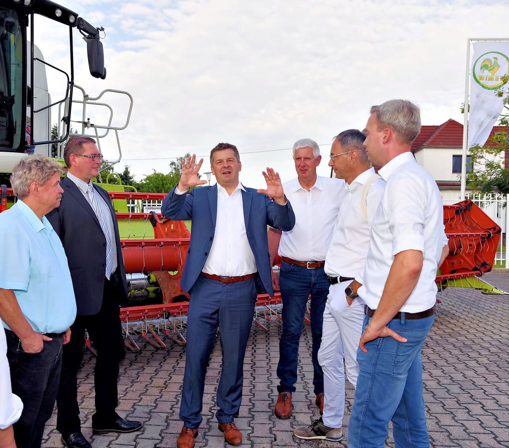 Frank Krüger und Ulrich Wagner (v. re.) von der Firma Wimex informieren Wirtschaftsminister Sven Schulze (M.) über ihr Unternehmen.