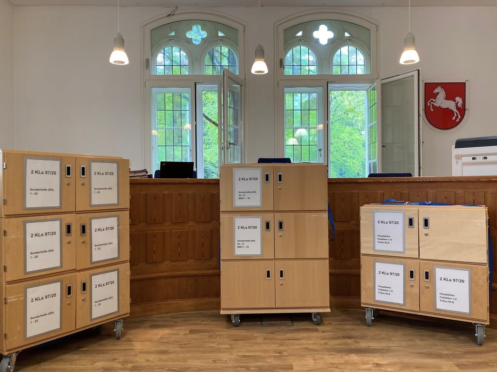 Schränke mit Prozessakten zu Bilanzmanipulationen beim Möbelkonzern Steinhoff stehen im Landgericht Oldenburg.