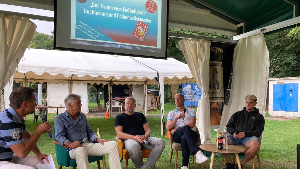 Stark besetzte Runde: Moderator Peer Voderwülbecke mit Frank Engel, Torsten Kracht, Tim Sebastian und Felix Beiersdorf (von links).