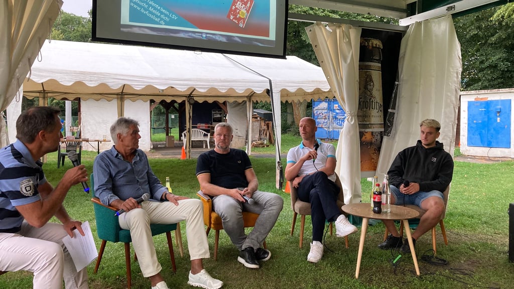 Stark besetzte Runde: Moderator Peer Voderwülbecke mit Frank Engel, Torsten Kracht, Tim Sebastian und Felix Beiersdorf (von links).
