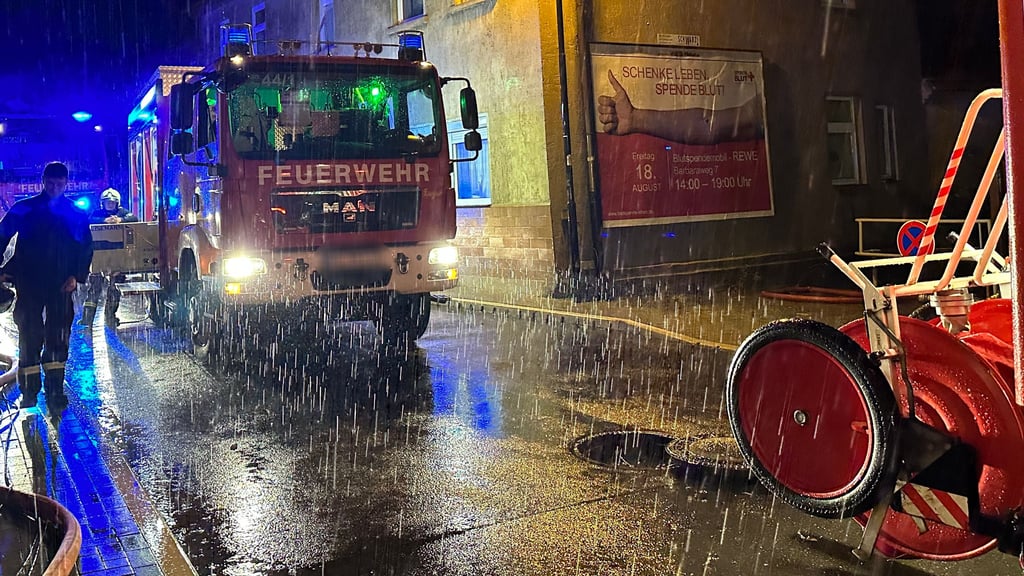 Starker Regen am Donnerstagabend überflutete Straßen in Gräfenhainichen. Die Feuerwehr war im Einsatz.
