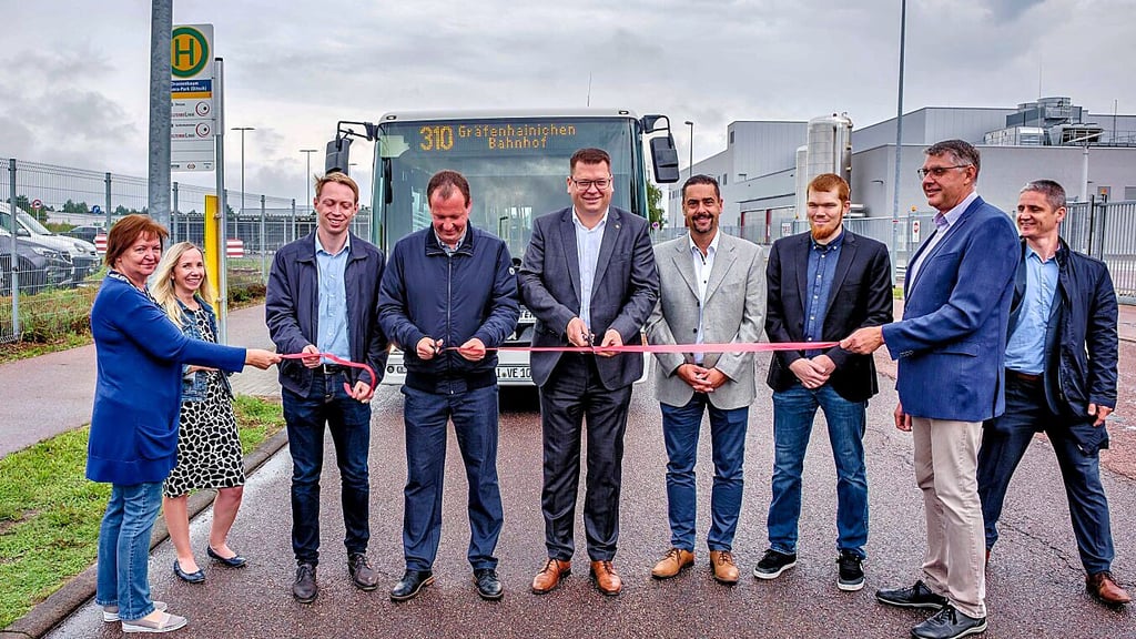 Mit Landrat Christian Tylsch (Mitte) wurde Donnerstag früh im Dessora-Industriepark bei Oranienbaum eine neue Bushaltestelle eingeweiht. Damit verbessert sich die Anbindung an den ÖPNV. Lange wurde darauf gewartet.