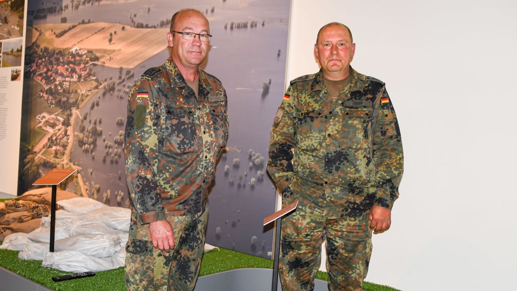 In der Regionalausstellung der Bundeswehr in Havelberg zeigen Marko K. (links) und René M.den Bereich, der sich der Flutkatastrophe von 2013 widmet.