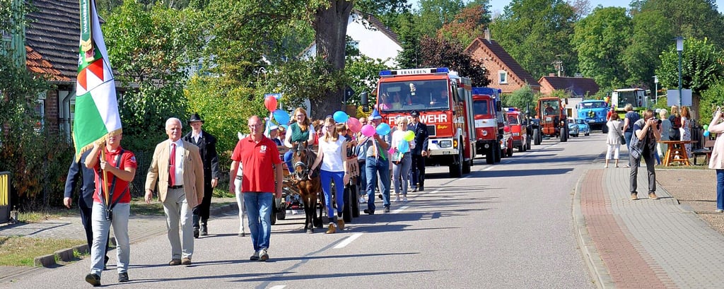 Dorffahne voran: Am Sonnabend, 9. September, ziehen die Königsmarker wieder durch ihren Ort. Der Umzug stellt den Auftakt des Dorffestes dar.
