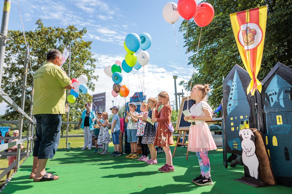 Zum Tümpelfest in Predel erhielten die Abc-Schützen kleine Zuckertüten und ließen dann Ballons mit Wünschen steigen.