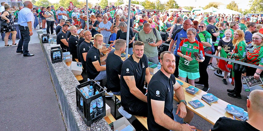 Kapitän Christian O'Sullivan (vorn) und Co. kamen vor dem Spiel mit den Fans zur Autogrammstunde zusammen.