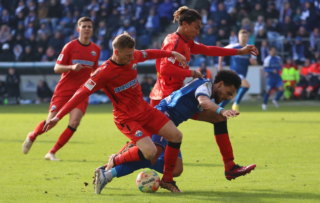 Herbert Bockhorn (hier im blauen Trikot gegen den SC Paderborn) hat sich auswärts bei Jahn Regensburg verletzt.