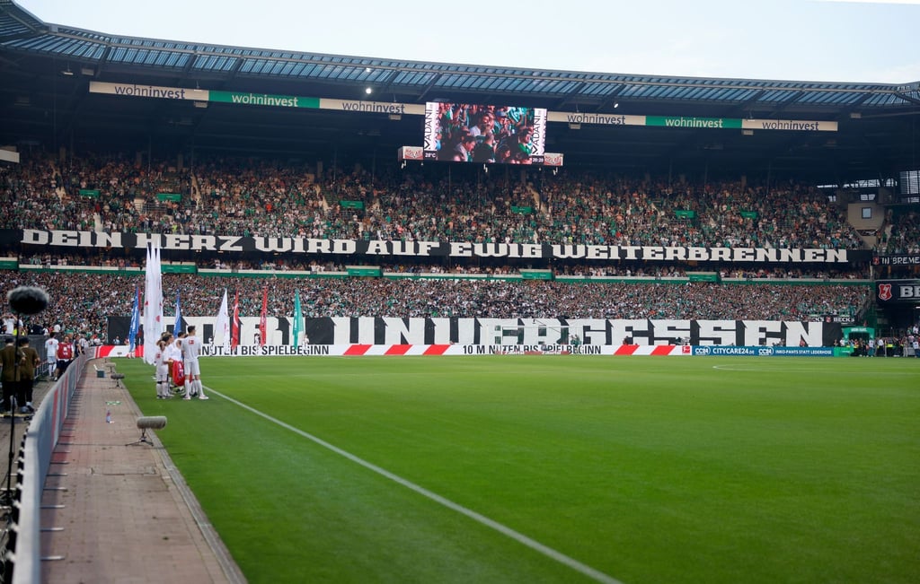 Die Bremer Fans präsentieren Banner mit der Aufschrift "Dein Herz wird auf ewig weiterbrennen - Tobi unvergessen".