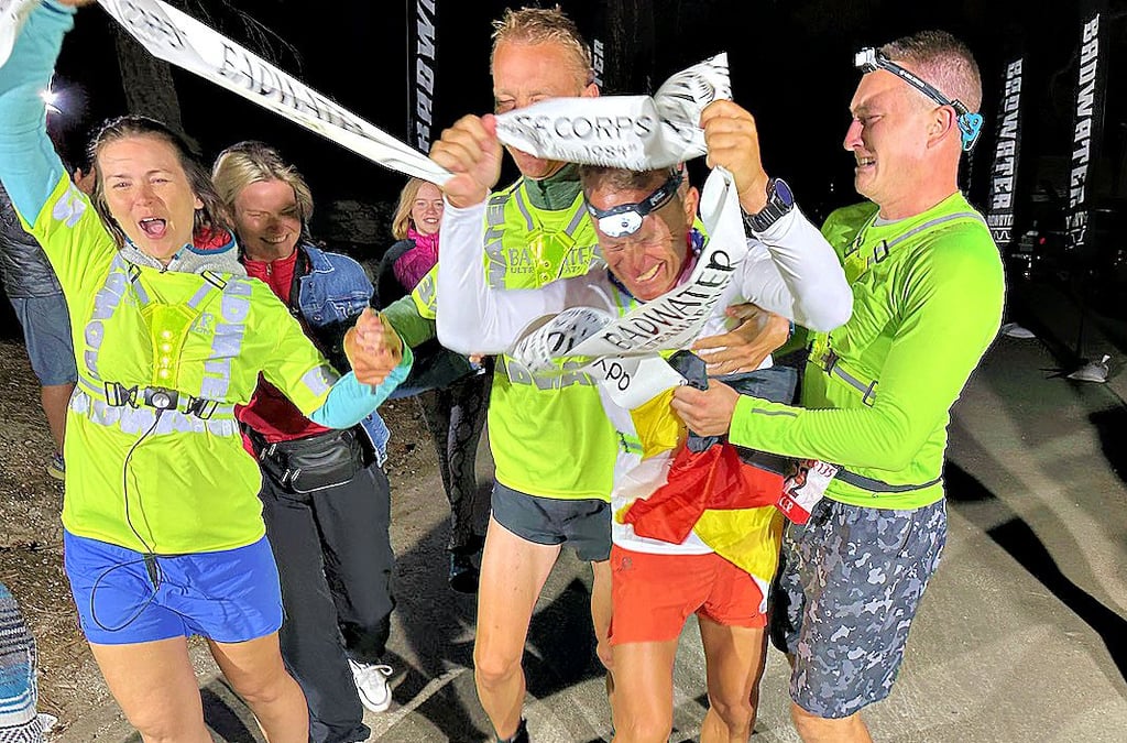 Ein Bild sagt mehr als tausend Worte: Jens Sperlich (2.v.r.) beim Zieleinlauf – zusammen mit Sohn Florian (r.) sowie den Freunden Antje und Felix Dreisow, die den Läufer aus Taucha auf der 217 Kilometer langen Strecke begleitet haben.