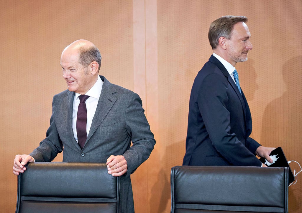 Gehen sie noch in die gleiche Richtung? Bundeskanzler Olaf Scholz (SPD; l.) und Bundesfinanzminister Christian Lindner (FDP) am Mittwoch vor der Kabinettssitzung in Berlin.