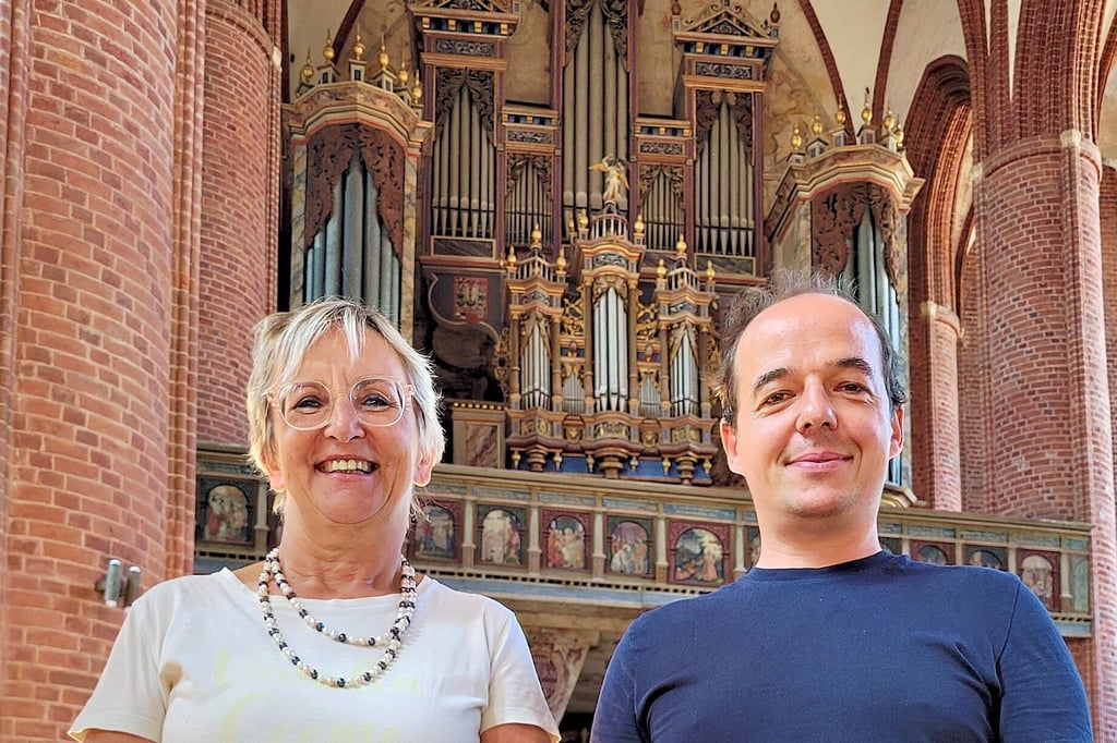 Die Fördervereinsvorsitzende Bärbel Hornemann und Domkantor Johannes Schymalla hoffen auf möglichst viele pfiffige Spender, damit die dringend notwendige Sanierung der Scherer-Orgel in der Stendaler Marienkirche bald in Angriff genommen werden kann.