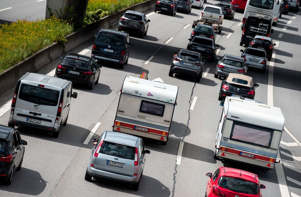 Autos fahren auf der Autobahn A1 bei Hamburg-Moorfleet durch einen Stau.