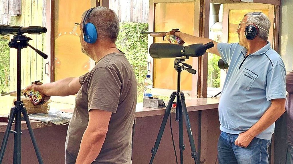 Regelmäßig kommen die Mitglieder des Vereins zum Schießtraining zusammen.