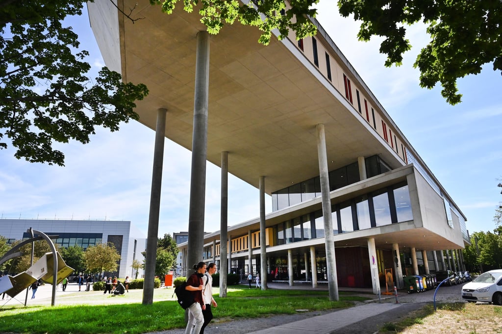 Studenten auf dem Campus der Otto-von-Guericke-Universität Magdeburg. Fast jeder dritte der zuletzt knapp 13000 Studenten kam aus dem Ausland.