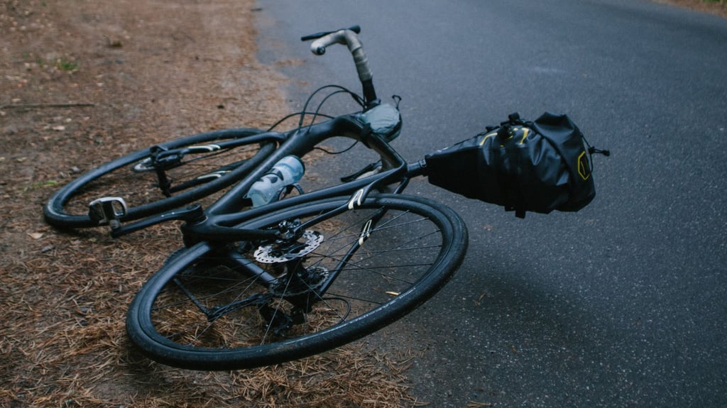 Tödlicher Unfall bei Colbitz auf der K1174: Ein 79 Jahre alter Mann erlag nach einem Zusammenstoß mit einem Auto seinen schweren Verletzungen. Symbolbild: