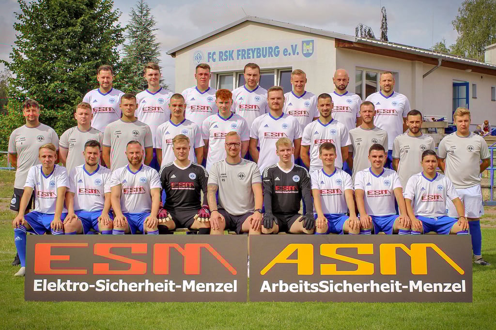 So startet der FC RSK Freyburg in die Landesklasse-Saison 2023/23 - hinten, v.l.: Pierre Gottschalk, Franz Hartmann, Philipp Kolata, Felix Bartel, Jonas Weise, Sebastian Hüttig, Stefan Lehwald; mittlere Reihe, v.l.: Daniel Keller (Vizepräsident Männer), Erik Hüttig, Marvin Mänicke, Till Kirchoff, Constantin Kitzmann, Felix Kaiser, Max Schirner, Jens Diener, Lucas Cebulla, Bennet Tänzer; vorn, v.l.: Christian Lehwald, Jonas Schmiedl, Daniel Fischer, Marvin Bagdohn, Ronny Sieber (Trainer), Christoph Madeja, Nils Standke, Marcel Rosenberg, João Carlos Dos Prazeres Pires. Es fehlen Denis Hörnig (Co-Trainer), Sergio Adrian Schulz, Jonas Schied, Nils Deckert, Louis Mohrmann und Anton Eisenhut.