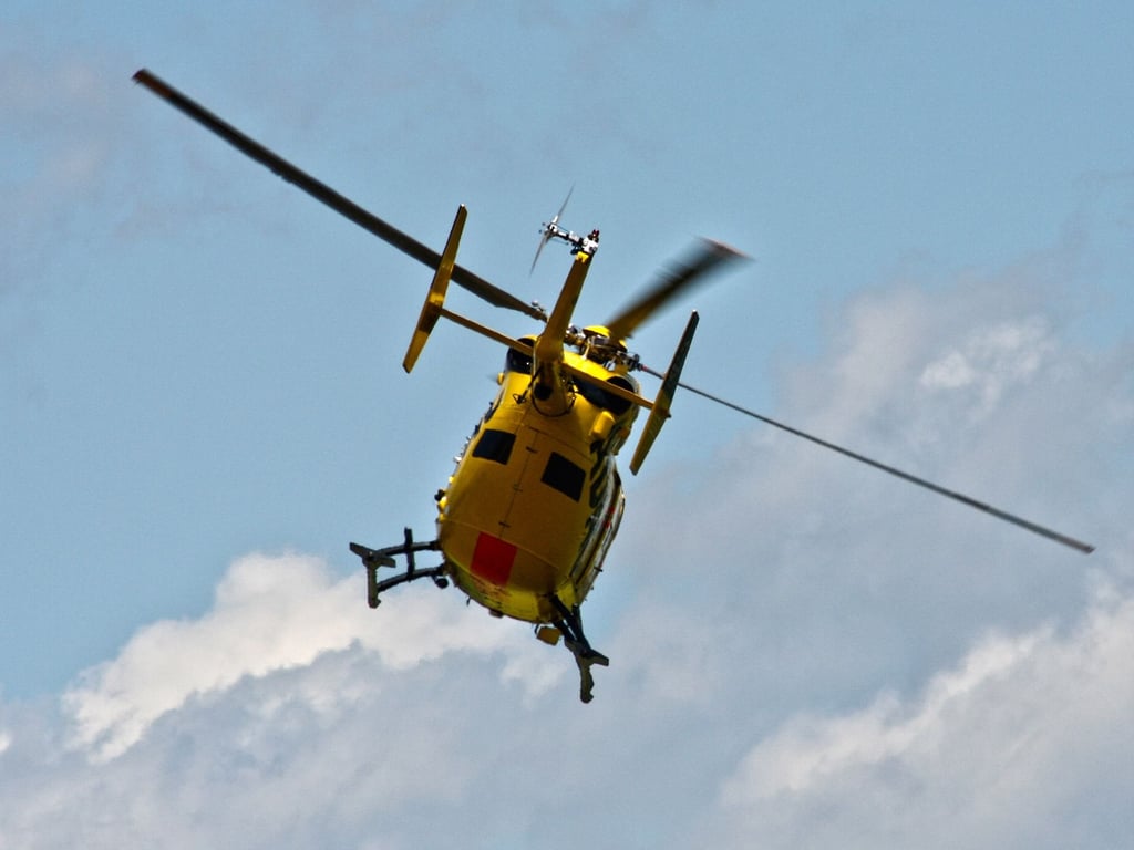 Ein Rettungshubschrauber ist auf der Autobahn A14 zwischen Bernburg und Staßfurt in Richtung Magdeburg im Einsatz. Die Fahrbahn war gesperrt, es hate sich ein Stau gebildet. Symbolbild: