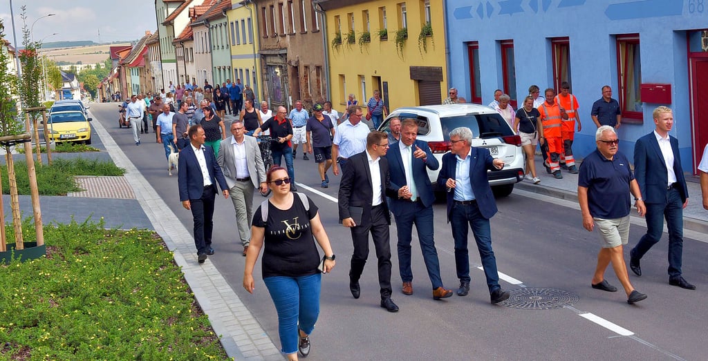 Vor der Freigabe der Nußbreite nutzten die Teilnehmer die Gelegenheit zu einem Spaziergang auf der sanierten Straße.