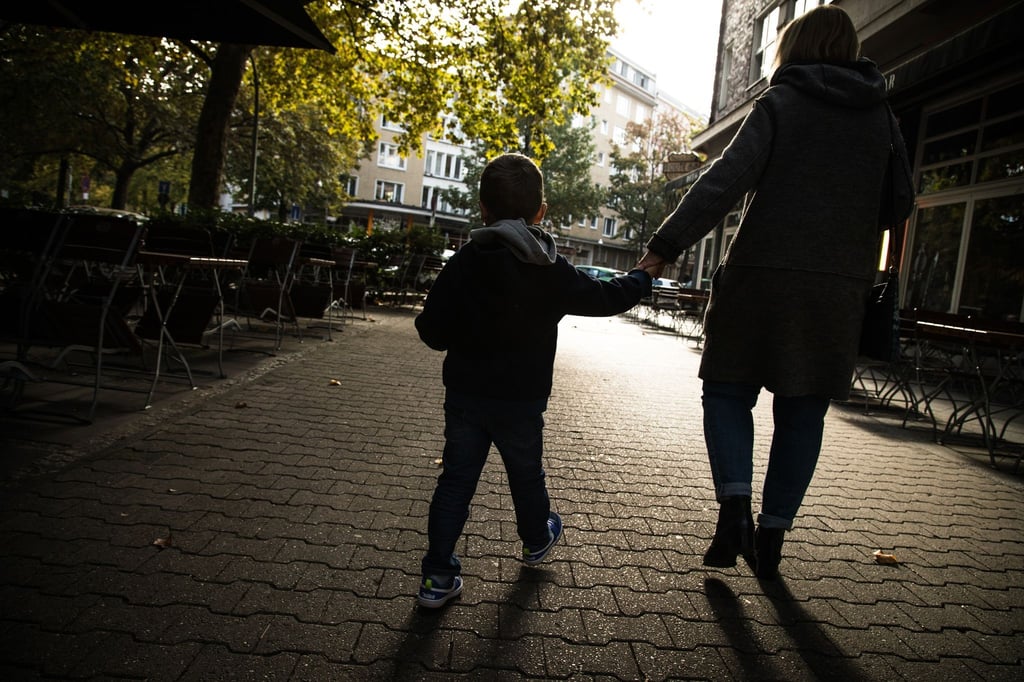 Wenn getrennt lebende Eltern Umgangsregeln fürs Kind vereinbaren, die an die Schulzeit gekoppelt sind, sollten sie auch die schulfreie Zeit im Blick behalten.