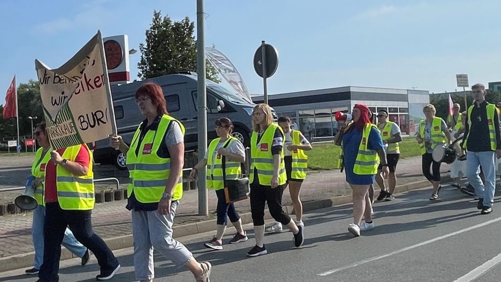 Streiks in Magdeburg und Burg: Verdi hat zum Streik aufgerufen. Auch bei Marktkauf in Burg wurde dem am Freitagmorgen Folge geleistet. Foto: