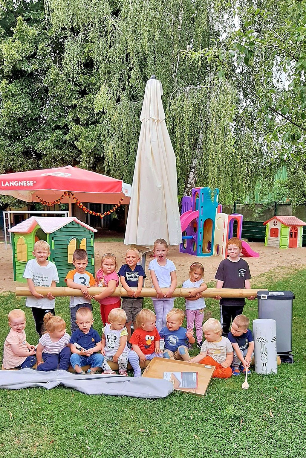 Der neue Sonnenschirm spendet den Kindern ausreichend Schatten beim Spielen an heißen Tagen.