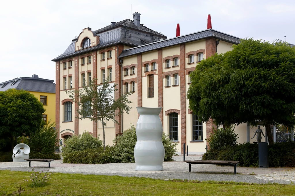 Zwei monumentale Porzellanskulpturen der Künstlerin Uli Aigner an ihrem neuen Standort.