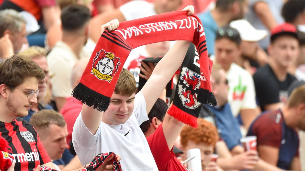 „Wir stehen zu Dir”: Fan von Bayer Leverkusen.