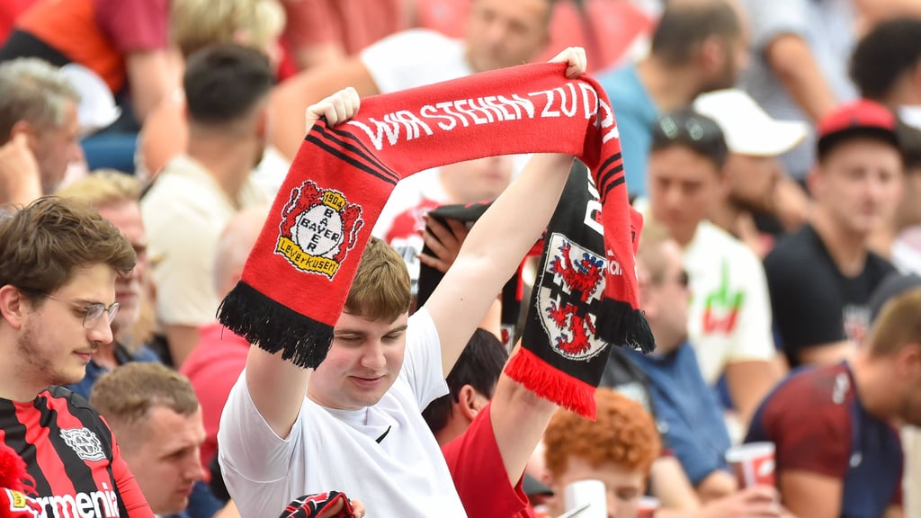 „Wir stehen zu Dir”: Fan von Bayer Leverkusen.